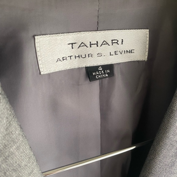 Tahari Women’s Gray Blazer Pockets Snap Button Size 4 Business Jacket Suit Grey - Picture 2 of 6